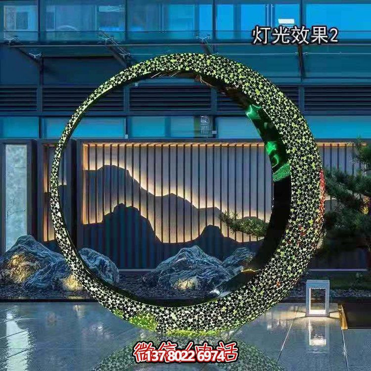 不銹鋼燈光圓環，營造月亮美景