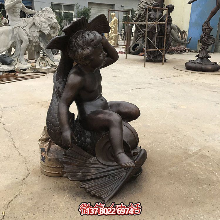 創意銅雕魚坐椅，讓兒童享受景觀之美