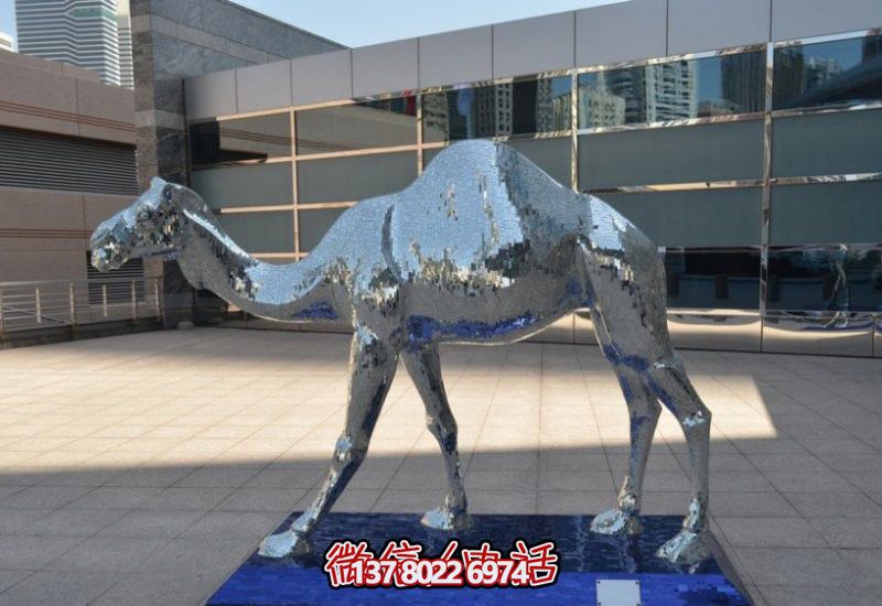 不銹鋼駱駝雕塑，為廣場添彩