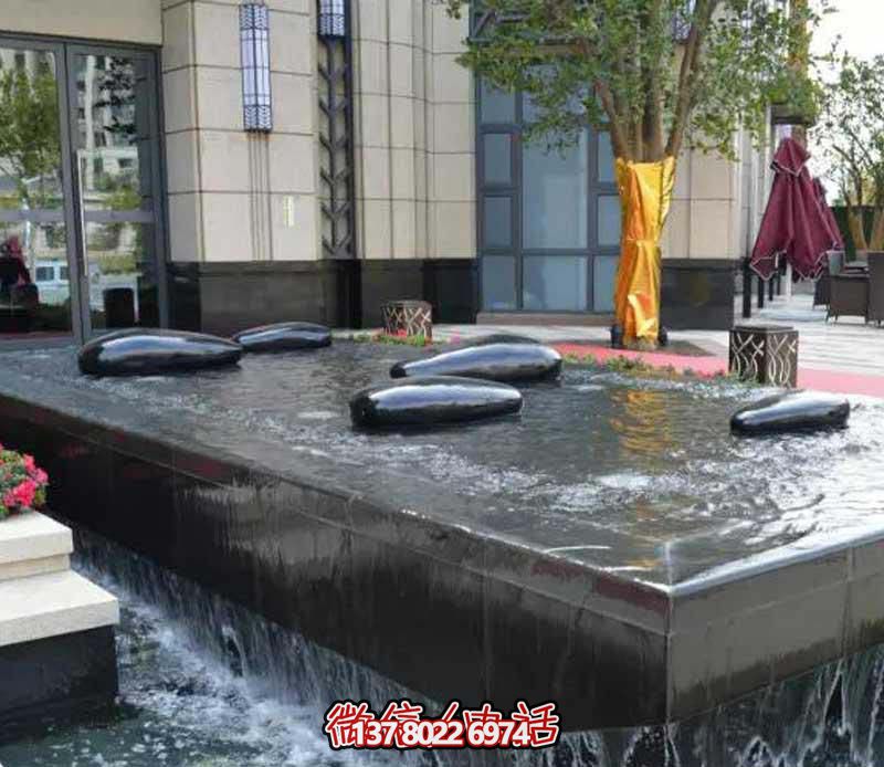 創意水中鵝卵石雕塑，為酒店池塘帶來抽象美感