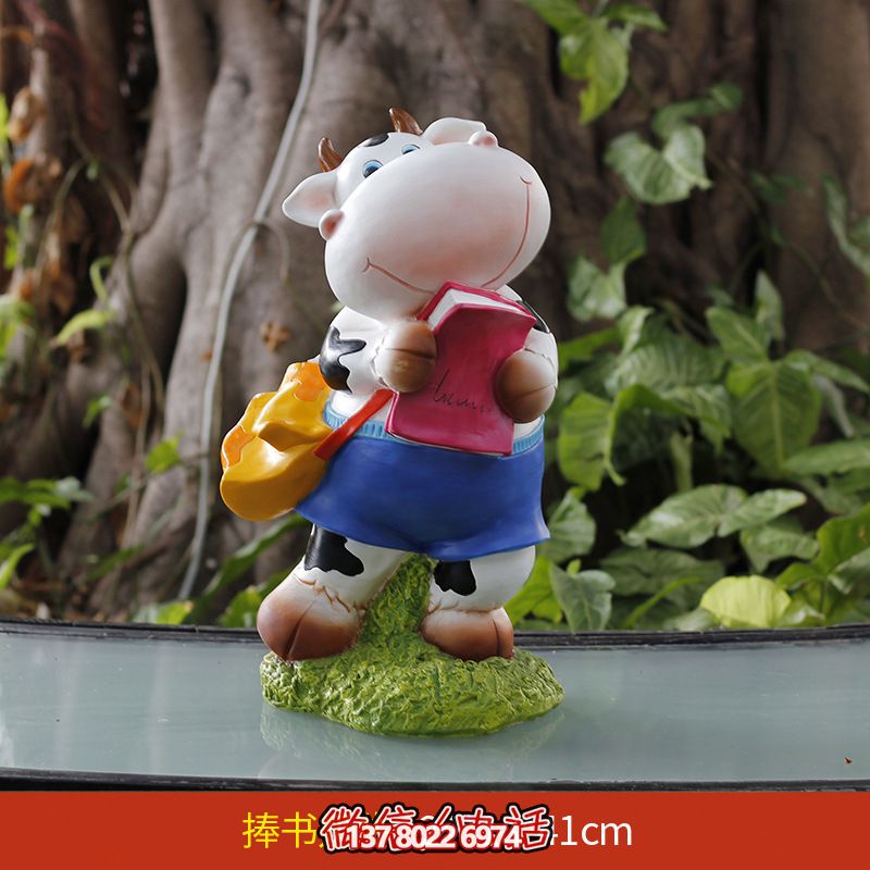 玻璃鋼雕塑牛，伴你一起看書，營造完美草坪