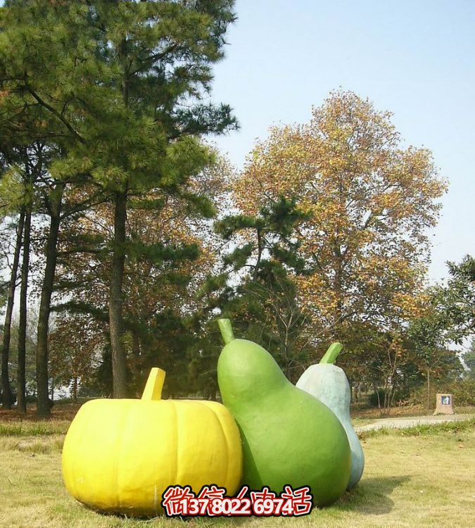 玻璃鋼雕塑，彩繪南瓜點綴戶外草坪