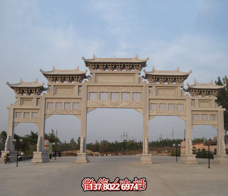 精美大型鏤空牌樓石雕，為公園廣場增添美麗色彩