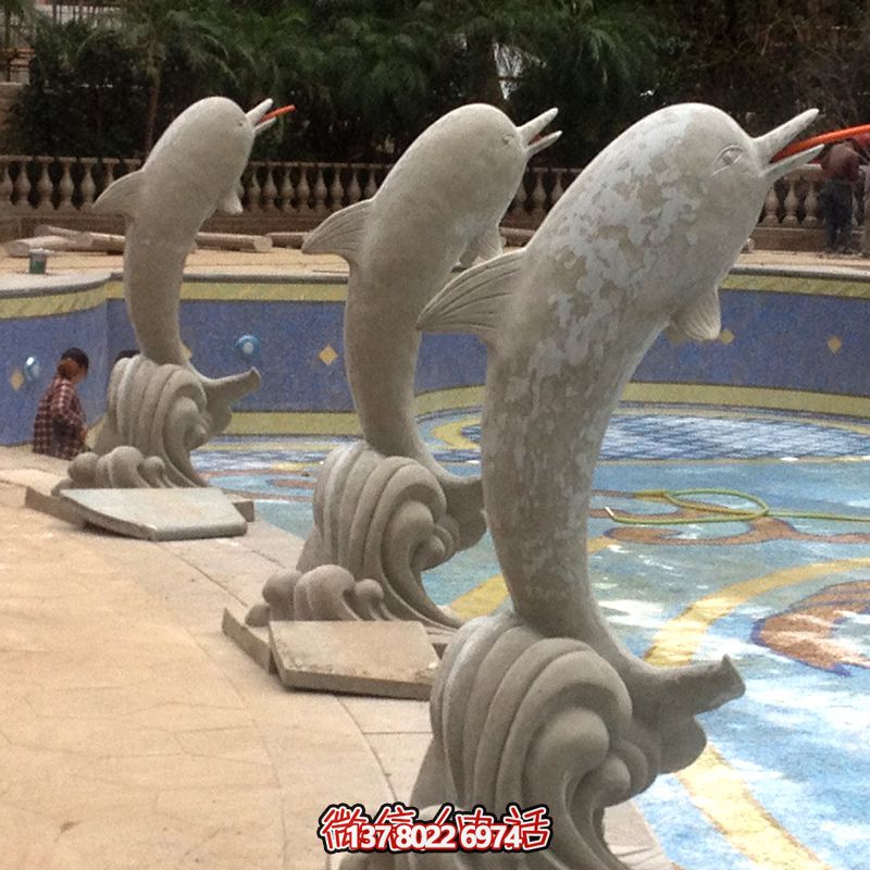 海邊的精美石雕雕塑,讓海豚伴你一起享受美食 海邊的精美石雕雕塑,讓海豚伴你一起享受美食