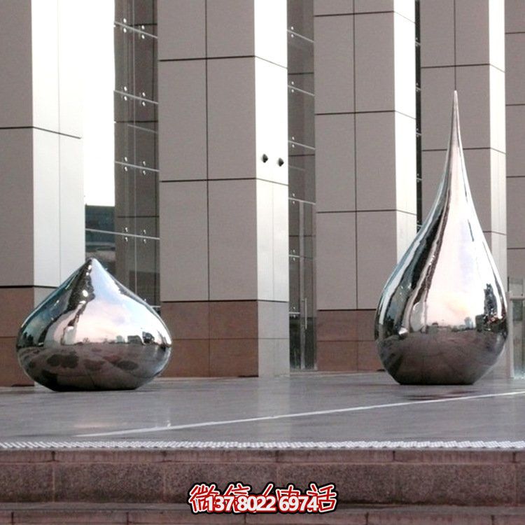 大型不銹鋼水滴異形鏡面雕塑，為廣場增添亮麗風景