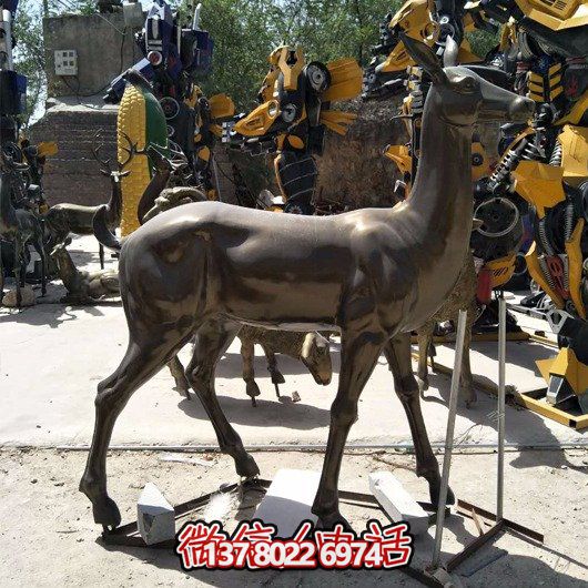精美雕塑鹿，點綴園林景觀，增添藝術氣息