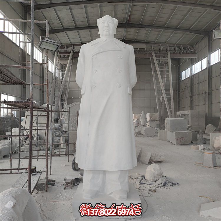 毛澤東雕像，點(diǎn)亮校園廣場