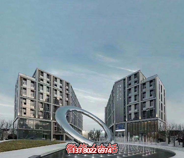 廣場創意噴泉中的不銹鋼鏡面圓環雕塑 廣場創意噴泉中的不銹鋼鏡面圓環雕塑