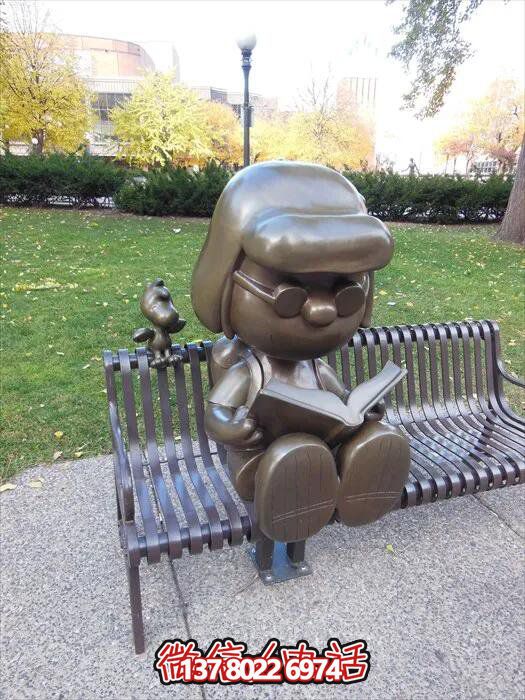 公園創(chuàng)意玻璃鋼仿銅長(zhǎng)椅上看書(shū)的兒童景觀