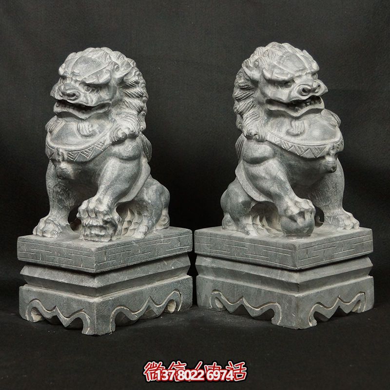 一對(duì)大門口砂石石雕的獅子雕塑