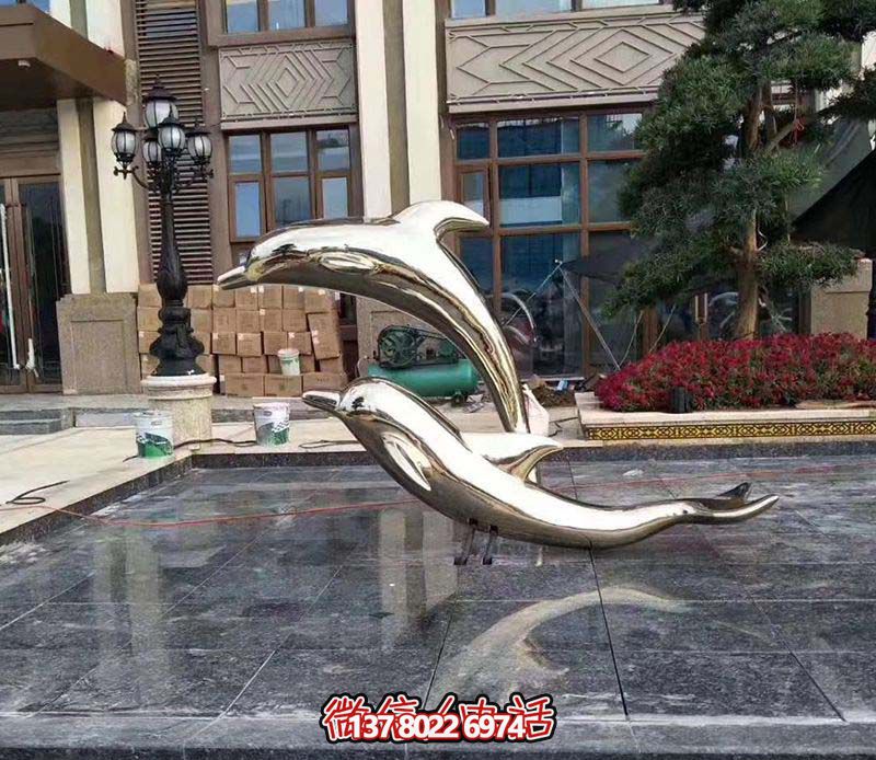 院內庭院兩只跳躍的不銹鋼海豚雕塑 院內庭院兩只跳躍的不銹鋼海豚雕塑