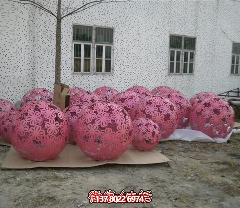 景區(qū)創(chuàng)意不銹鋼粉色花花鏤空球雕塑 景區(qū)創(chuàng)意不銹鋼粉色花花鏤空球雕塑