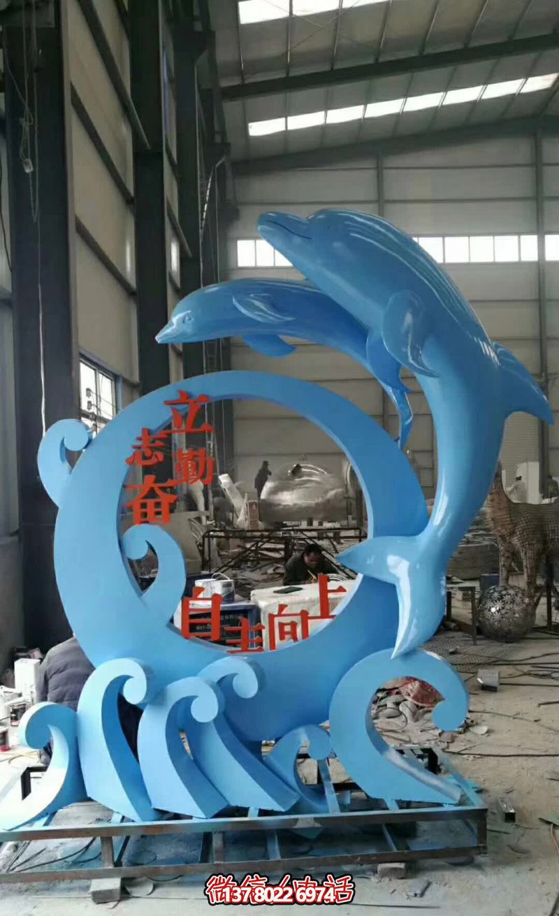 校園兩只藍(lán)色帶字的不銹鋼海豚雕塑 校園兩只藍(lán)色帶字的不銹鋼海豚雕塑