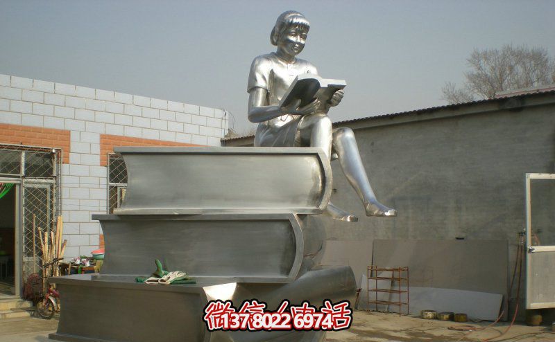 景區玻璃鋼女孩坐著書本上的讀書雕塑 景區玻璃鋼女孩坐著書本上的讀書雕塑
